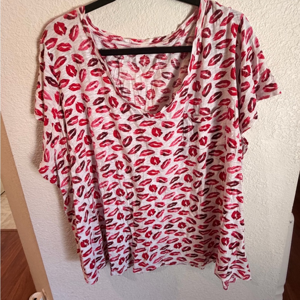Women’s Lip Print Scoop Neck Top - White & Red